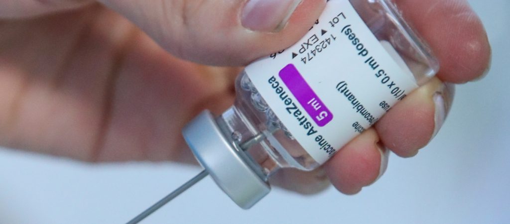 Εθνική Επιτροπή Εμβολιασμών: Μόνο σε άτομα άνω των 30 ετών το εμβόλιο της AstraZeneca