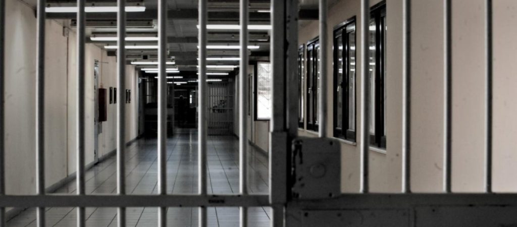 Ατρόμητος κρατούμενος ήρθε αντιμέτωπος με 30 άτομα σε φυλακές της Κρήτης