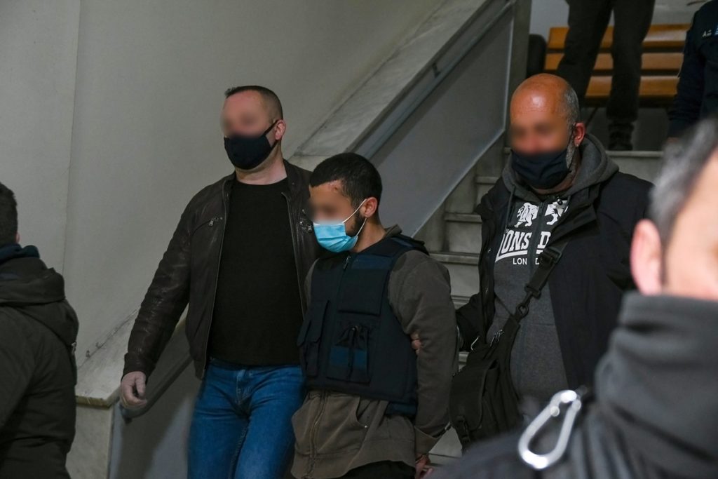 Διπλό φονικό στη Μακρινίτσα: Σοβαρά επεισόδια έξω από τα Δικαστήρια – Προσπάθησαν να λιντσάρουν τον συλληφθέντα (βίντεο)