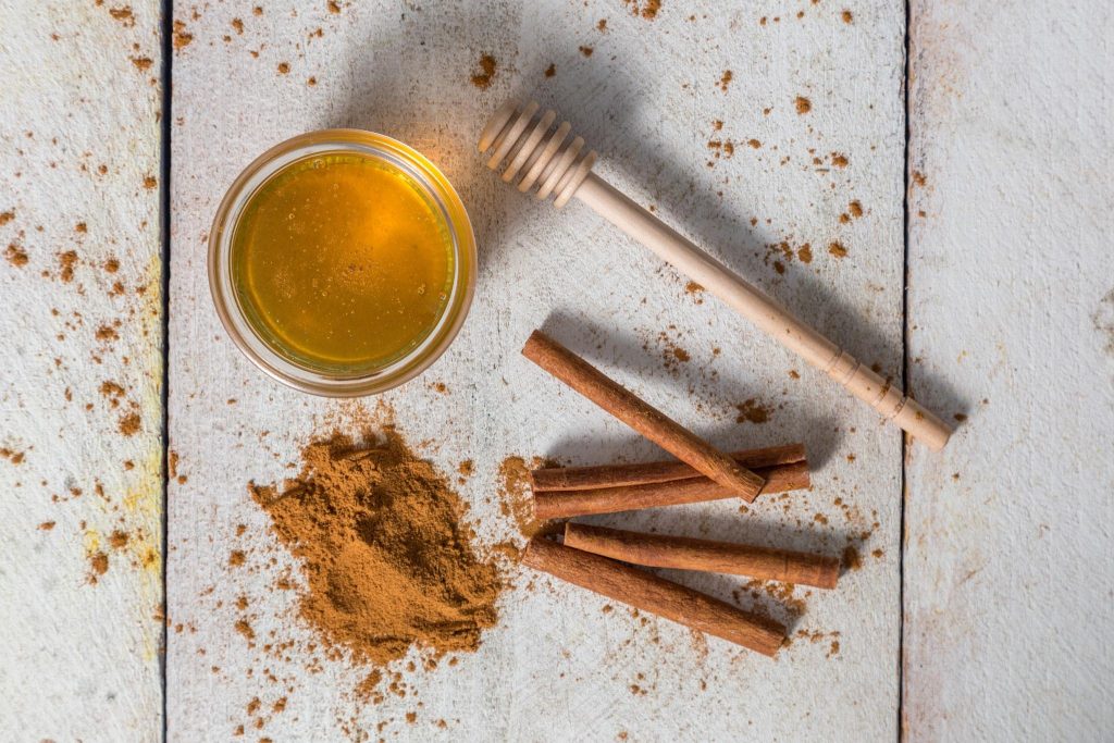 Μέλι και κανέλα: Αυτά είναι τα «θαυματουργά» οφέλη τους για την υγεία
