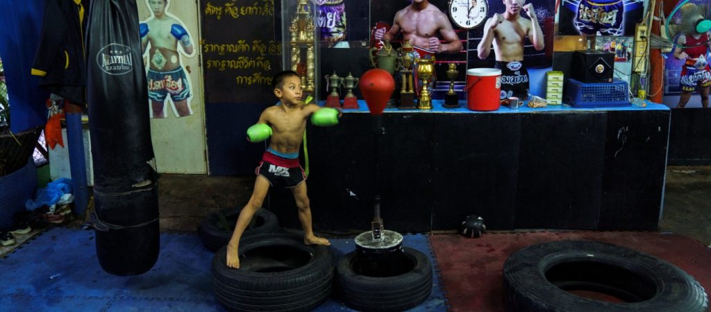 Ανήλικος Ταϊλανδός συμμετέχει σε αγώνες παιδιών για να ζήσει η οικογένειά του (βίντεο)