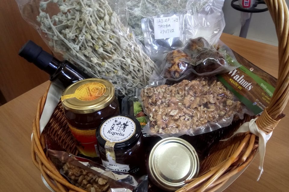 Χανιά: Το συμβολικό δώρο των αγροτών στον Κώστα Σκρέκα – Το μήνυμα μέσα σε ένα καλάθι