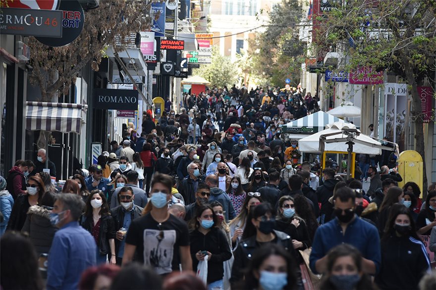 Γέμισε η Ερμού: Oι Αθηναίοι κατέβηκαν στο κέντρο για τα ψώνια τους και… αρνήθηκαν τις παραλίες (βίντεο-φωτο)