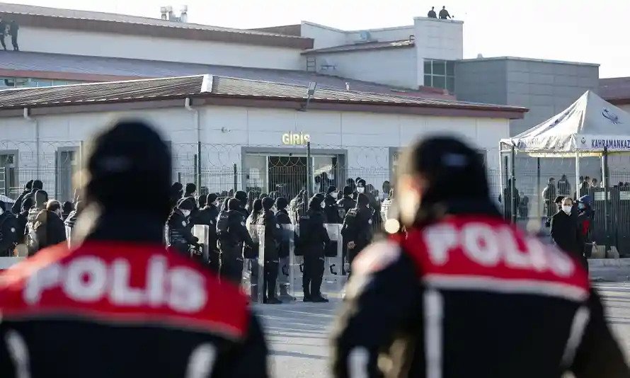 Τούρκος αναλυτής:  «Ο Ερντογάν υπαγορεύει στους δικαστές τι να κάνουν»