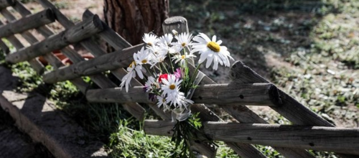 Εκτέλεση Γ.Καραϊβάζ: «Παγωμένη» η γειτονιά του θύματος – Άφησαν λουλούδια στο σημείο της δολοφονίας