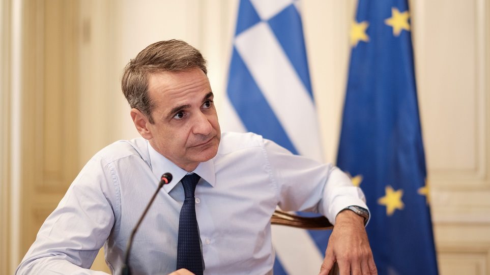 Σε φαρμακείο για το self-test της κόρης του ο Κυριάκος Μητσοτάκης (φωτο)