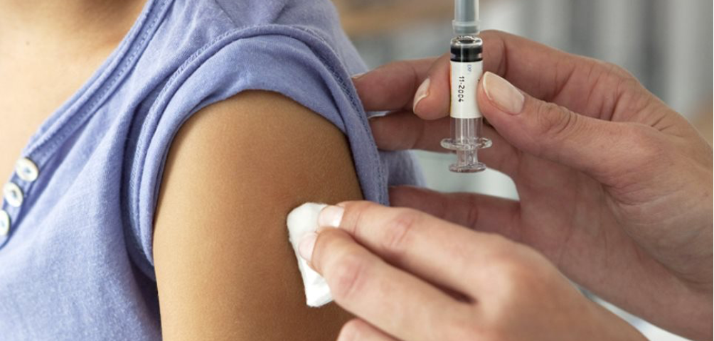 Αποκαλυπτική έρευνα από ΗΠΑ: «Oι γυναίκες και οι κάτω των 40 υποφέρουν περισσότερο από παρενέργειες των εμβολίων»