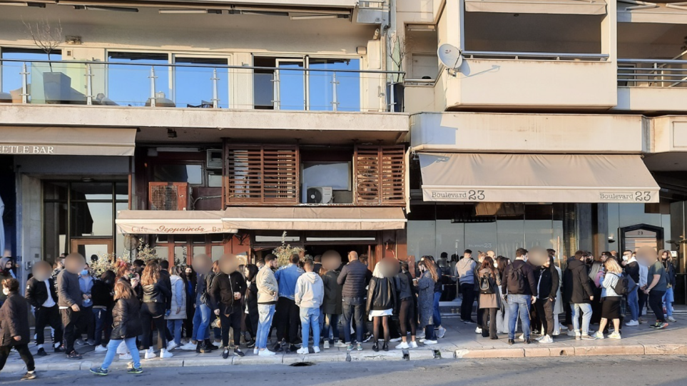 Μαζική αστυνομική επιχείρηση για να διώξουν τους νέους από τα μπαράκια στην Θεσσαλονίκη (βίντεο)