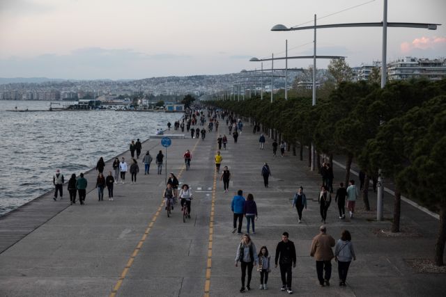 Θεσσαλονίκη: Οι πολίτες «ξεχύθηκαν» στην παραλία για μια «δόση» ελευθερίας (βίντεο)