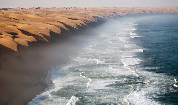 Το εντυπωσιακό σημείο που η έρημος συναντά τη θάλασσα! (φωτο)