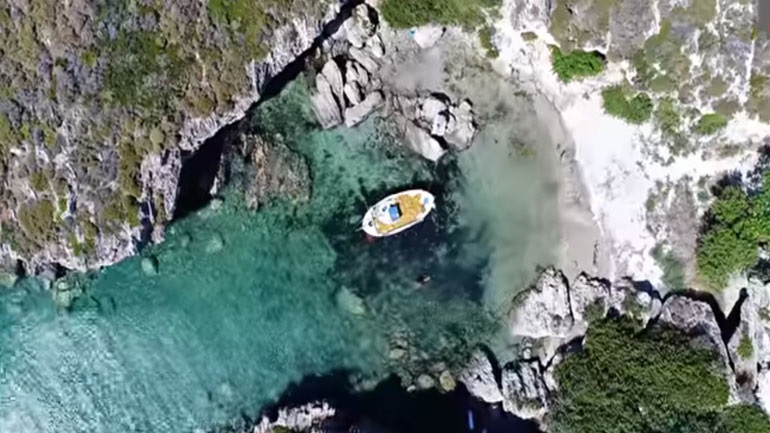 Εκεί που η ηρεμία συναντά την απόλυτη φυσική ομορφιά: Αυτή είναι η πιο πριβέ παραλία στην Ελλάδα! (βίντεο)