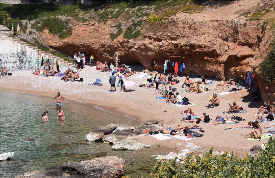 Οι Αθηναίοι μετά τα εμπορικά καταστήματα «ξεχύθηκαν» στις παραλίες (φωτο)