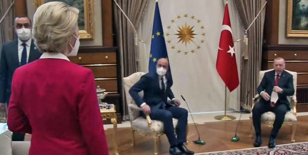 Σαρλ Μισέλ: «Λυπάμαι βαθιά για ότι έγινε στην Ούρσουλα αλλά ήθελα να μπούμε στην ουσία»!