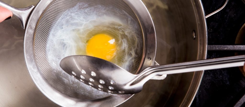Το μυστικό για τέλεια αυγά ποσέ – Χρειάζεστε μόνο ένα σουρωτήρι (βίντεο)