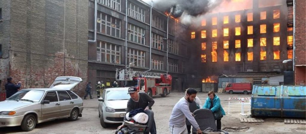 Αγία Πετρούπολη: Μεγάλη φωτιά σε εργοστάσιο – Νεκρός ένας πυροσβέστης