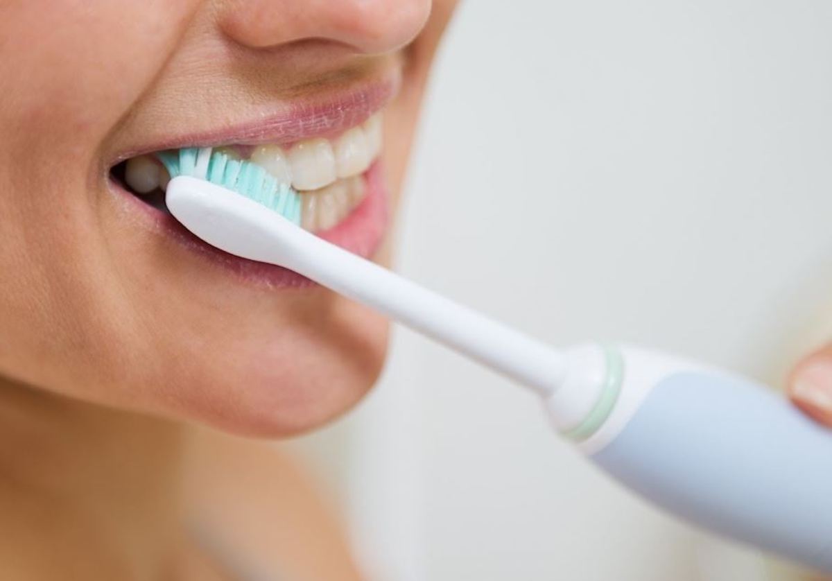 Το ήξερες ότι δεν πρέπει να βουρτσίζεις τα δόντια σου αφού έχεις πιει αυτά τα τέσσερα πράγματα;