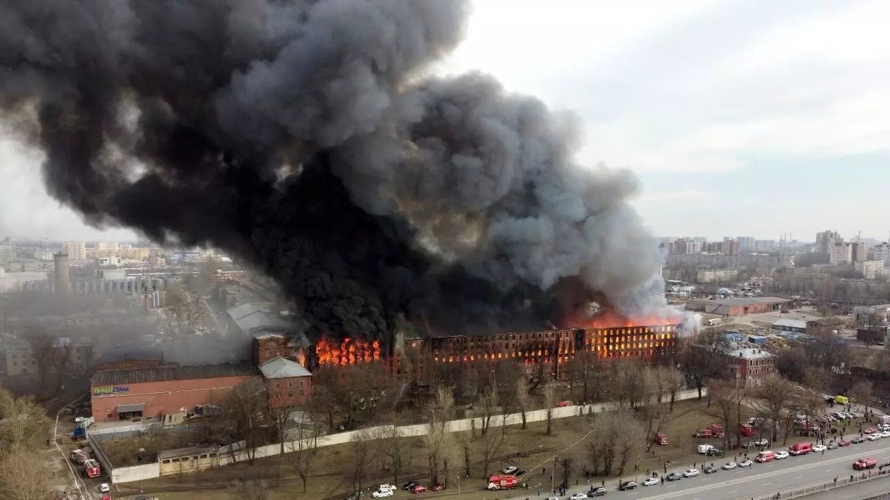 Αγία Πετρούπολη: Σε κρίσιμη κατάσταση ακόμη δύο πυροσβέστες από την πρωτοφανή πυρκαγιά