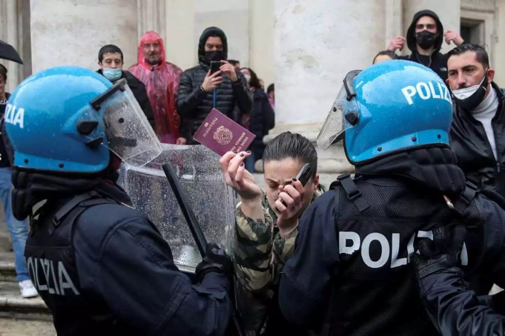 Ρώμη – Σοβαρά επεισόδια για τις απαγορεύσεις: «Ανοίξτε τώρα τα καταστήματα»!