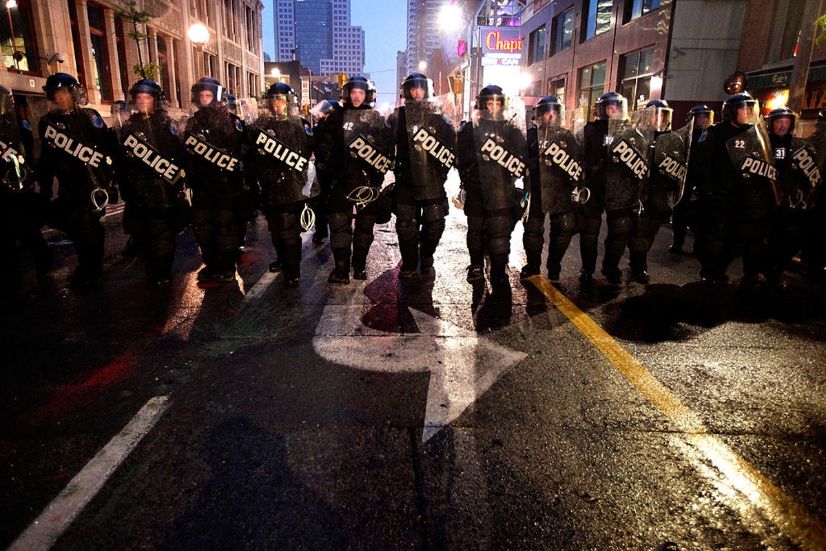Καναδάς: Η στιγμή που 200 αστυνομικοί κατευθύνονται σε εκκλησία για να διώξουν τους πιστούς (βίντεο)