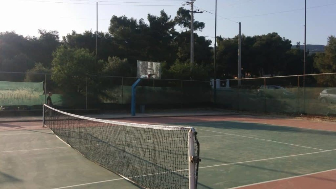 Χανιά: Σφαίρα «καρφώθηκε» σε γήπεδο τένις εν ώρα αγώνα (φώτο)