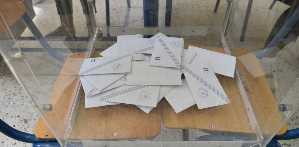 Κατατέθηκε στη Βουλή το νομοσχέδιο για την άρση περιορισμών στους εκλογείς εξωτερικού