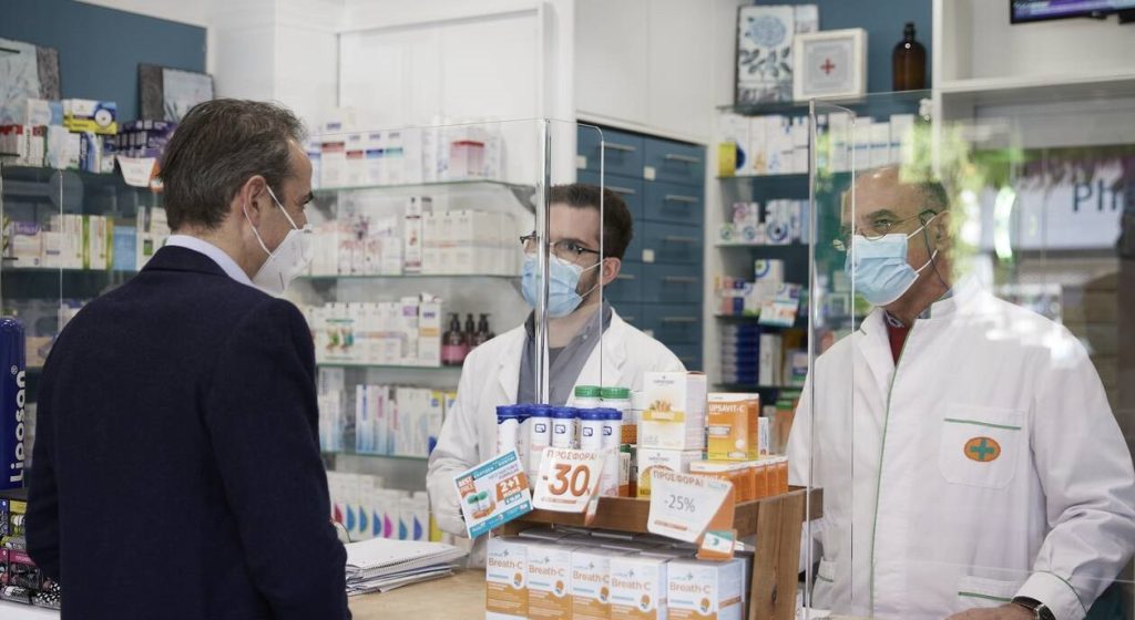 Δεν έφερε τύχη στο φαρμακείο η επίσκεψη Κ.Μητσοτάκη: Απειλείται με πρόστιμο γιατί άνοιξε χωρίς να δηλωθεί