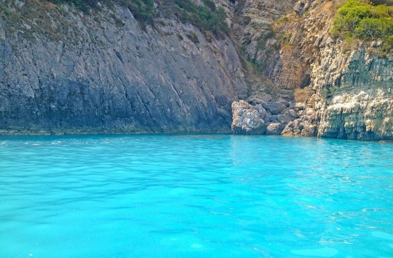 Εντυπωσιακά πλάνα: Tα δίδυμα ελληνικά νησιά με τα τιρκουάζ νερά που βυθίζονται και ξαναεμφανίζονται (βίντεο)