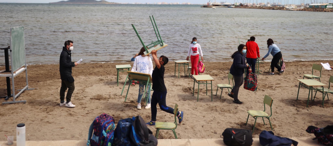 Ισπανία: Σχολείο μετάφερε τις τάξεις του σε παραλία της Μούρθια (φώτο)