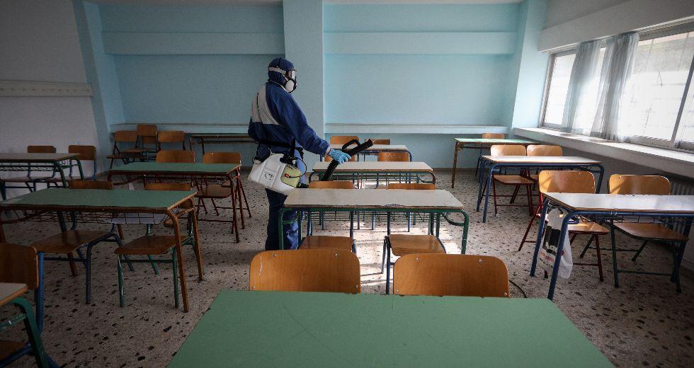 Καθηγητής Παυλάκης: «Περίπου 3 στους 1000 που πηγαίνουν στα σχολεία είναι θετικοί και μεταδίδουν τον ιό»