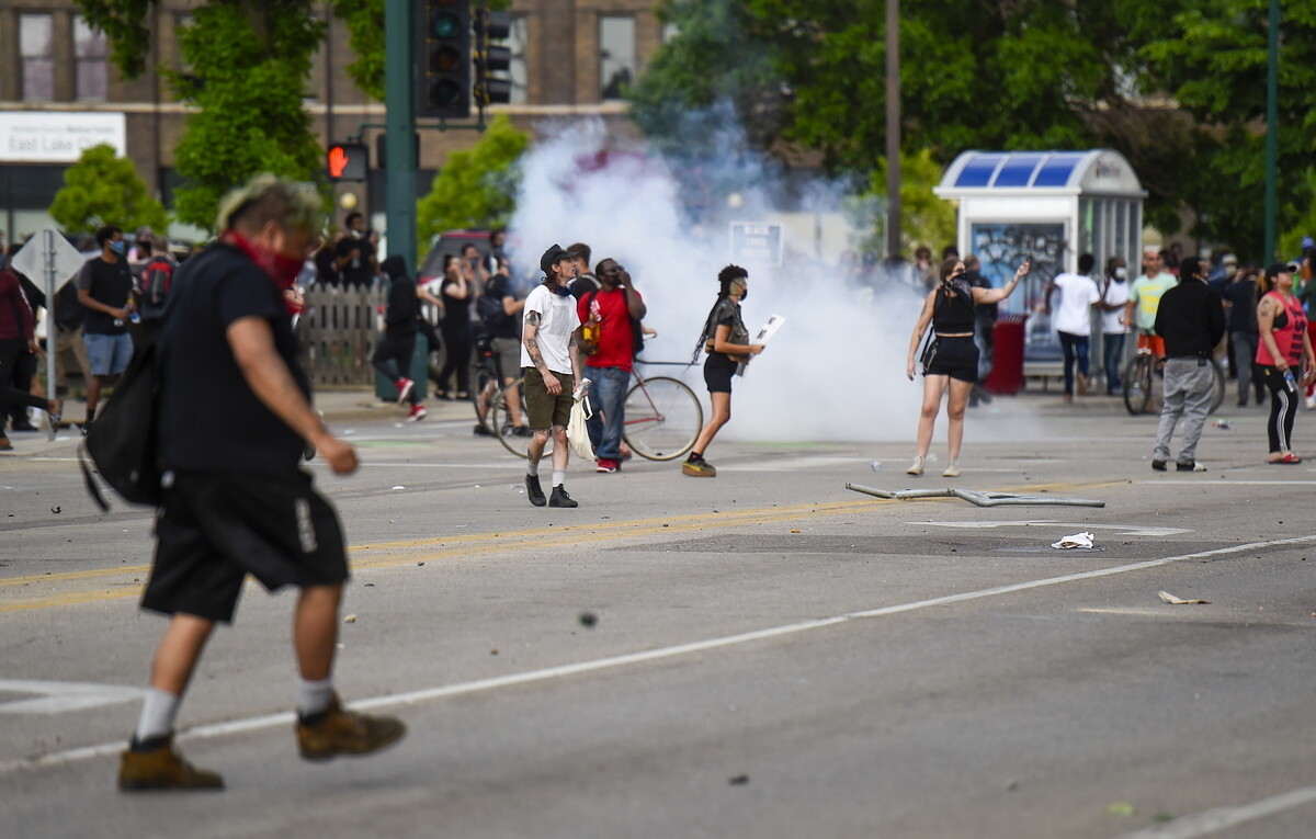 ΗΠΑ: Ένταση και επεισόδια σε προάστιο της Μινεάπολης μετά τον θάνατο νεαρού που πυροβόλησε αστυνομικός