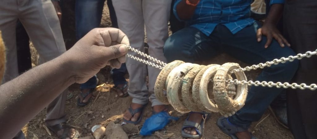 Ινδία: Η τύχη χαμογέλασε σε άνδρα – Έσκαβε για οικοδομή και βρήκε θησαυρό (φώτο)