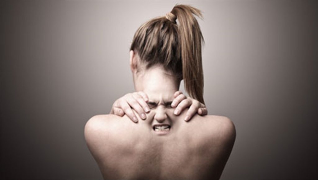 Κάνετε «κρακ» στον αυχένα σας; – Αυτοί είναι οι κίνδυνοι!