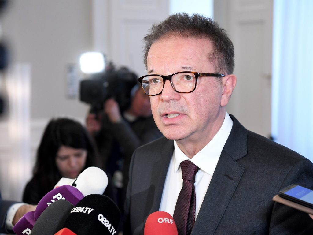 Αυστρία: Παραιτήθηκε ο υπουργός Υγείας – Έπαθε υπερκόπωση από τη διαχείριση της πανδημίας
