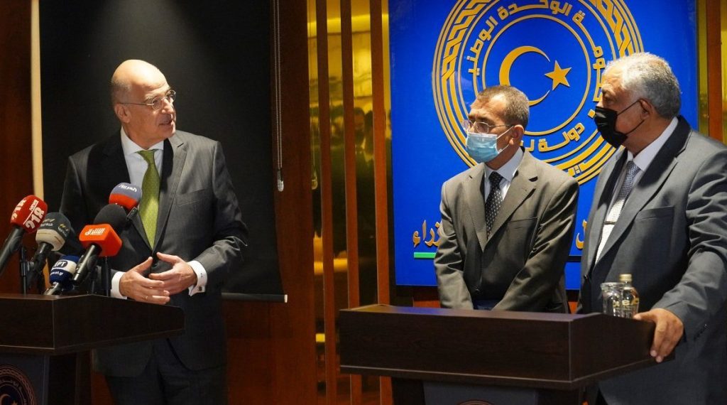 Ν.Δένδιας: Τον γλύκαναν… με σοκολατάκια Ferrero Rocher στη Λιβύη (φώτο)