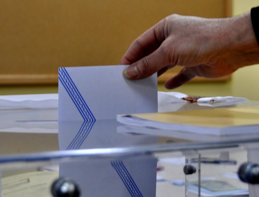 Ψήφος αποδήμων: Φουντώνουν ξανά τα σενάρια για πρόωρες εκλογές
