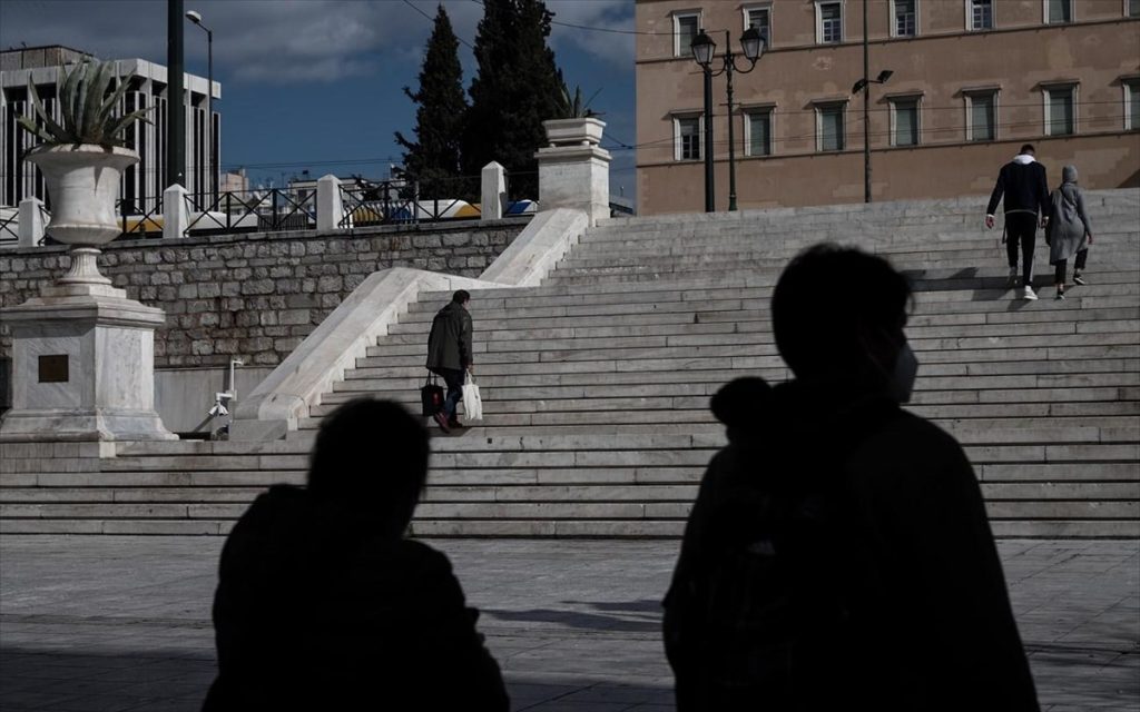 Κορωνοϊός: Ξεπέρασε το «φράγμα» των 4.000 κρουσμάτων παρά τα lockdown τους εμβολιασμούς και τις απαγορεύσεις