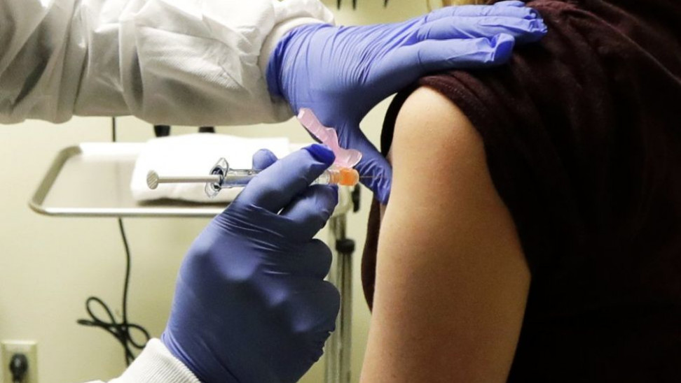 Η Βρετανία έχει εμβολιάσει όλο τον πληθυσμό άνω των 50 ετών με την πρώτη δόση του εμβολίου κατά του κορωνοϊού