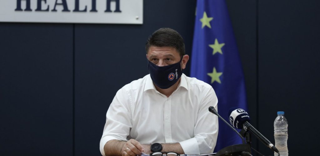 Οι «απειλές» Χαρδαλιά στην Πάτρα: «Να τηρούμε τα μέτρα – Σας παρακολουθούμε» (βίντεο)