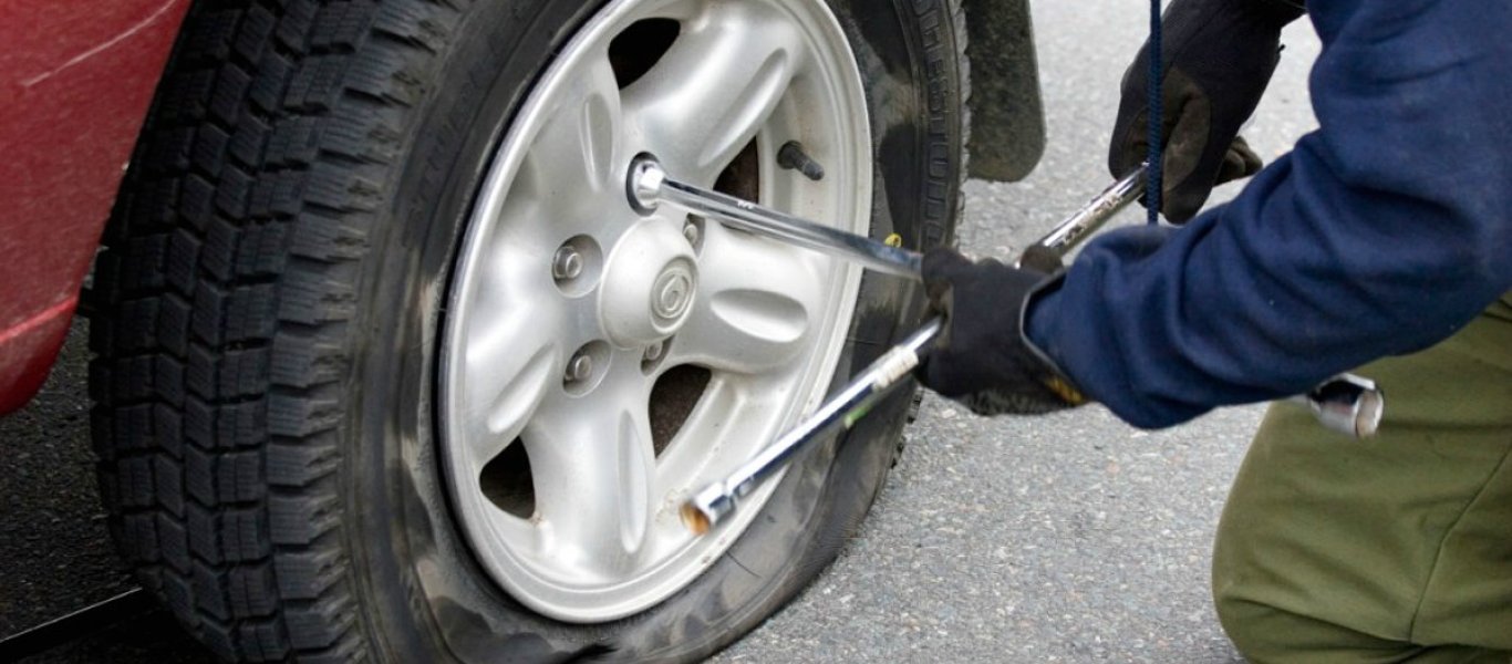 Σας «έπιασε» λάστιχο; – Το έξυπνο κόλπο για να μην το αλλάξετε (βίντεο)