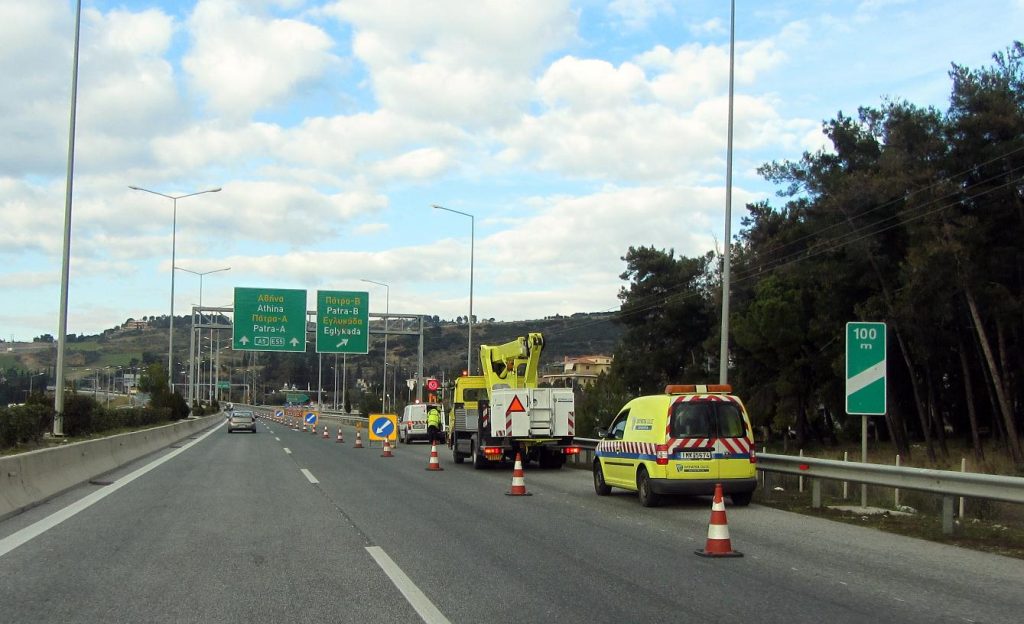 Πάτρα: Γέμισε με αλεύρι ο περιφερειακός έπειτα από ατύχημα νταλίκας (φωτο)