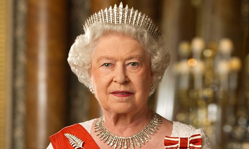Βασίλισσα Ελισάβετ: Επέστρεψε στα βασιλικά της καθήκοντα 4 ημέρες μετά το θάνατο του πρίγκιπα Φίλιππου