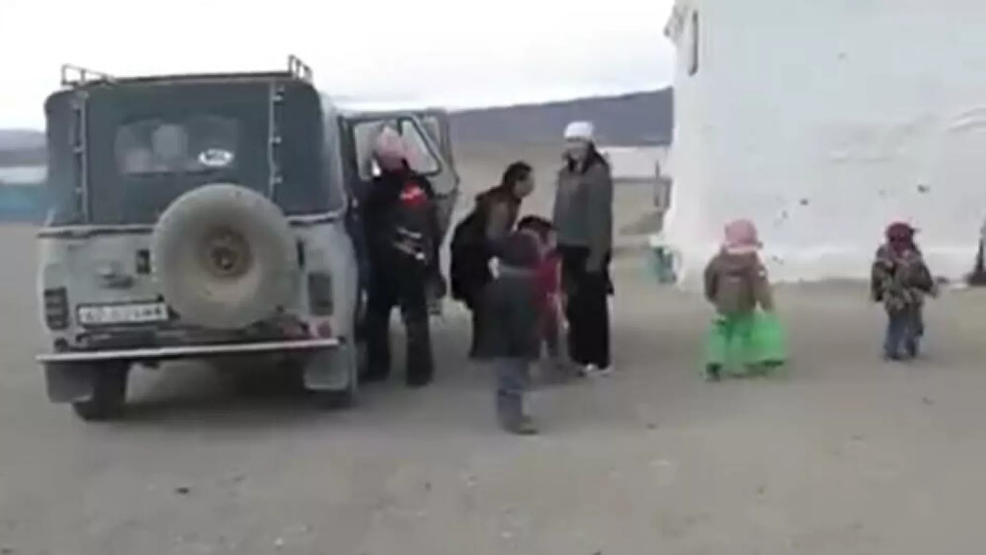 Σχολικό λεωφορείο στη Μογγολία: Πόσα παιδάκια μπορούν να χωρέσουν σε ένα τζιπάκι (βίντεο)