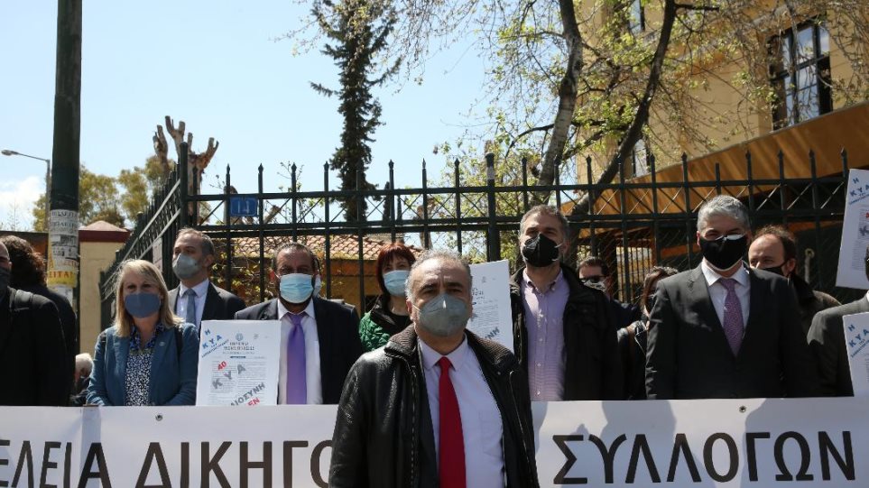 Δικηγορικοί σύλλογοι κατά της κυβέρνησης: «Έχετε εξαντλήσει τα όρια μας»