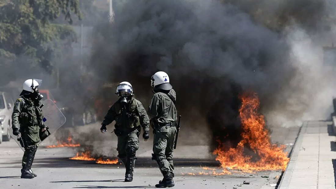 Θεσσαλονίκη: Η σοκαριστική στιγμή όπου διαδηλωτής τυλίγεται στις φλόγες από μολότοφ (φώτο-βίντεο)