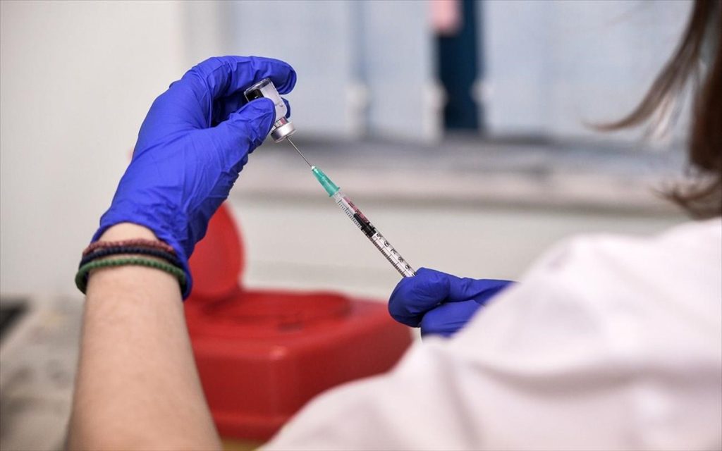 Ε.Μανωλόπουλος: «Πιθανόν να μάθουμε να ζούμε με τα εμβόλια»!