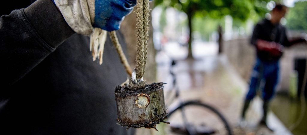 Επική ανακάλυψη κυνηγού θησαυρών – Εντόπισε χρηματοκιβώτιο που είχε κλαπεί πριν 20 χρόνια (βίντεο)