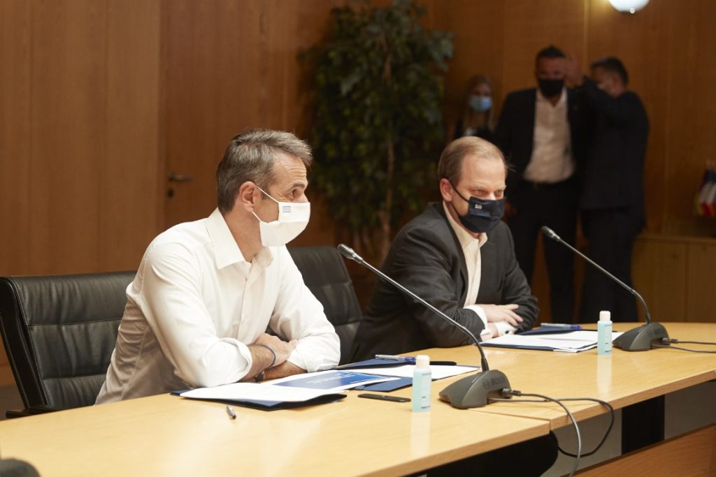 Οσμή σκανδάλου: Η κυβέρνηση χρυσοπληρώνει επιπλοποιό από τις Σέρρες για να φτιάξει… γάντια