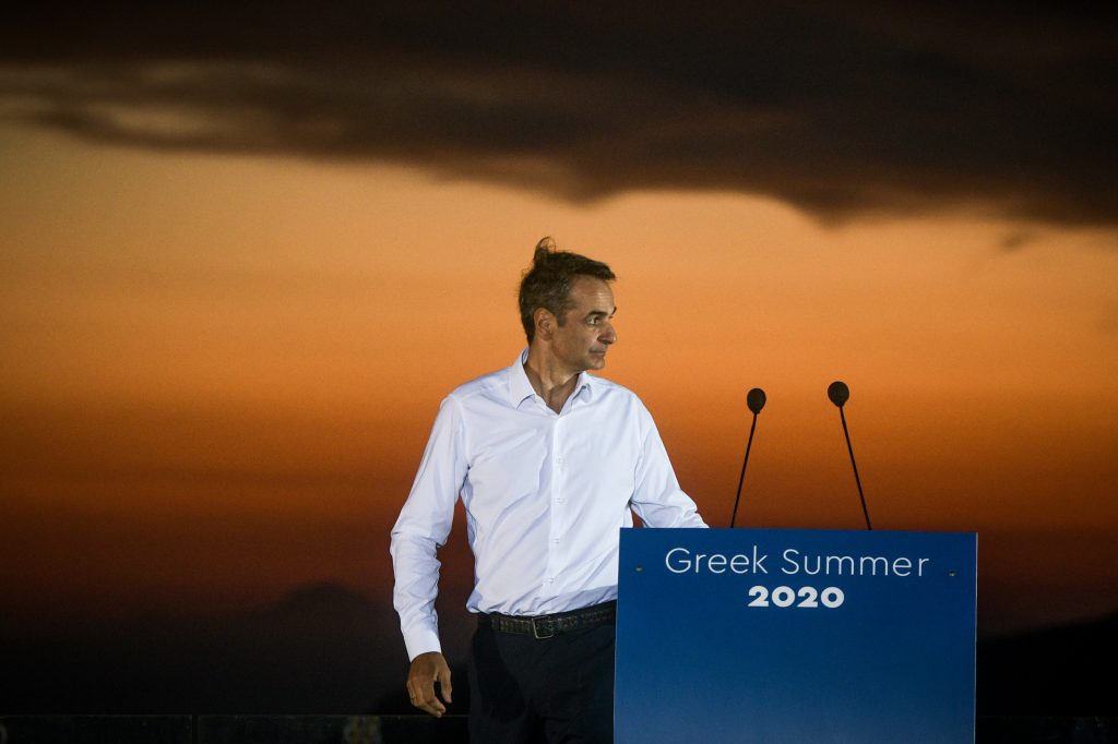 Η κυβέρνηση καταργεί την καραντίνα στους τουρίστες ενώ παραμένουν οι απαγορεύσεις για τους Έλληνες