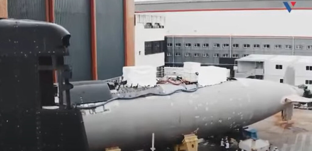 Η Γαλλία έκοψε στα δύο πυρηνικά υποβρύχια για να φτιάξει ένα… νέο (φωτο)