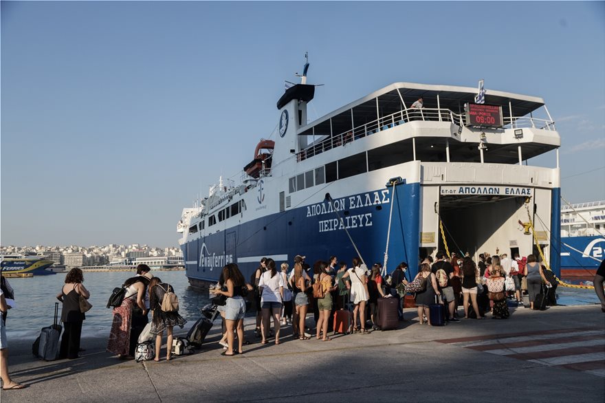 Διακοπές το καλοκαίρι  για τους Έλληνες με «αλυσίδες»: Μόνο οι εμβολιασμένοι ή με το αρνητικό τεστ ανά χείρας